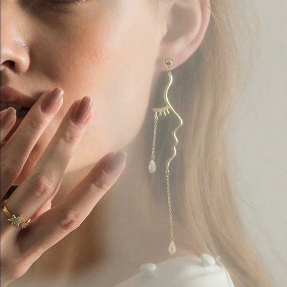 Gold 4/$25 face drop earrings - Picture 1 of 2